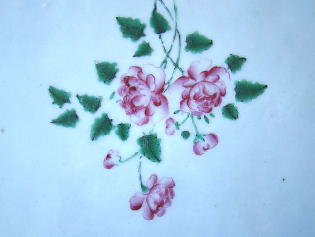A fine Chinese export porcelain "Famille rose" serving platter circa 1770-1790 — image 2